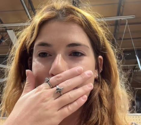 Šokirana devojka drži ruku na ustima.jpg