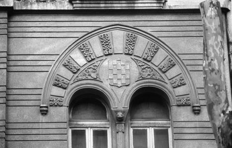 &Scaron;ahovnica na zgradi Fizičkog fakulteta