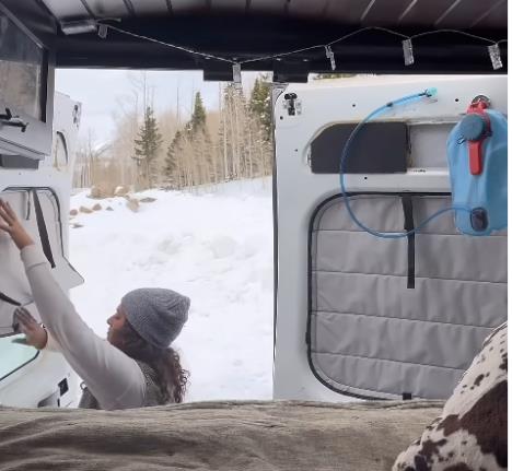 devojka živi u kamperu (2).png