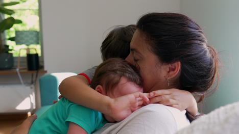 dečak grli majku i bebu