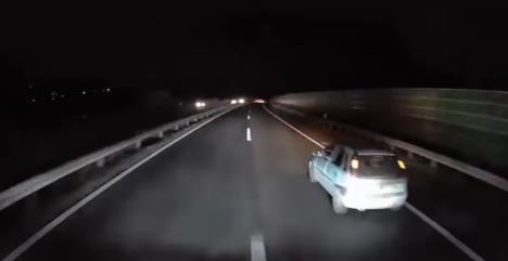 Beli automobil na putu