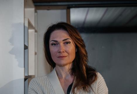 Žena u bež džemperu smeđe kose