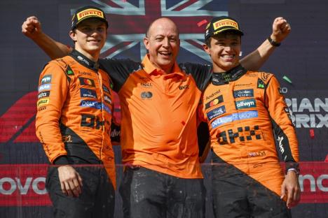 Lando Noris i Oskar Pjastri vozači ekipe Meklaren sa inženjerom Markom Ingamom