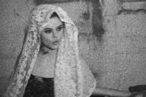 Edi Sedžvik pleše na snimanju za Silver Factory.jpg