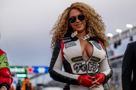 Bijonse u Luj Viton trkačkom odelu sa dekolteom