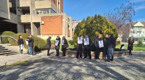 Porodica ubijenog Zorana Gole na protestu ispred suda u Sremskoj Mitrovici