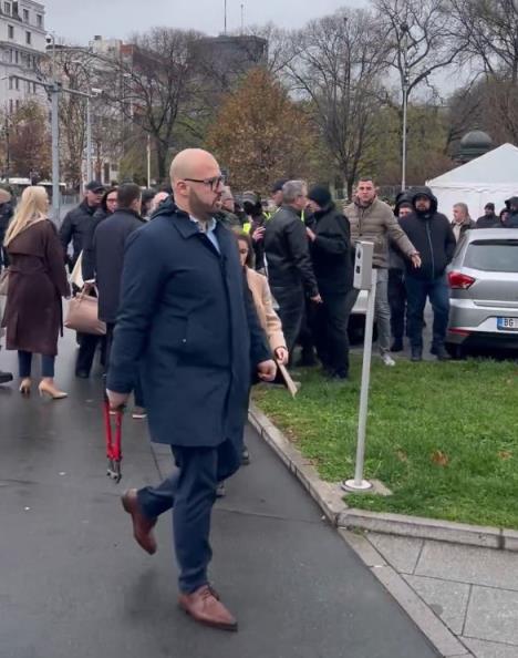 szefan janjić ispred skupštine.jpg