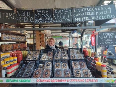 Žena prodaje na pijaci