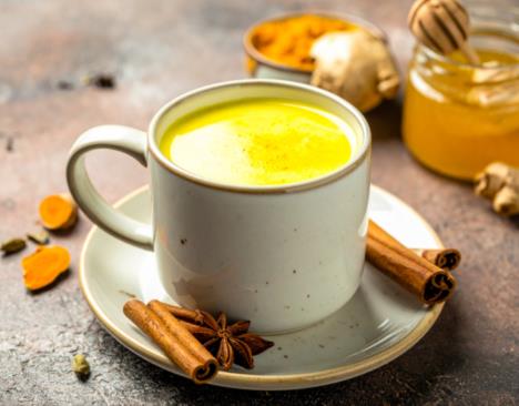 Naptak od meda, kurkume, đumbira i cimeta serviran u keramičkoj šolji