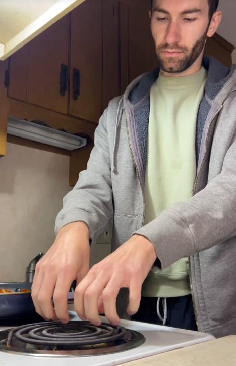 Bredli iz Konektikata pokazao kako štedi struju (2).png