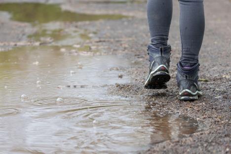 mokre cipele, kiša, pljusak