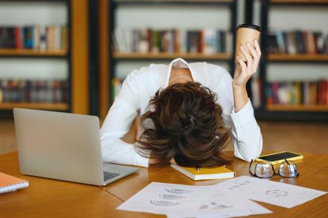 ženi pada glava nad stolom od iscrpljenosti, koncept hronični umor