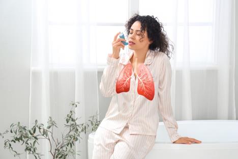 žena u pidžami sa pumpicom za astmu