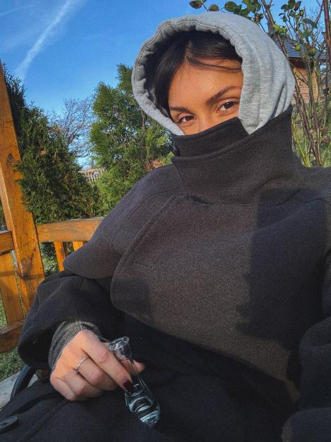 Dragana Mićalović pada u trans u nekom manastiru