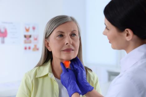 žena sa problemima štitne žlezde na pregledu kod endokrinologa