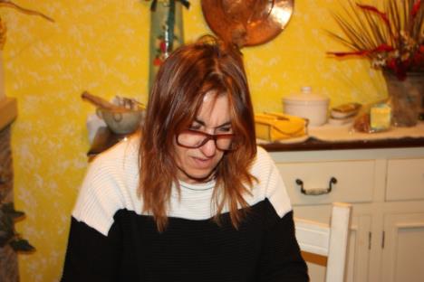 Žena u crno belom džemperu sa naočarima za vid