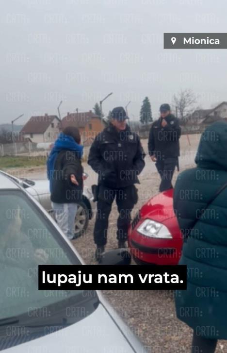 BLOKADERI U MIONICI NAPALI ŠEFA POSMATRAČKE ORGANIZACIJE "OKO" I NJEGOVU ĆERKU! Psovali, vređali, polili automobil, i CRTA povlači posmatrače iz Mionice (VIDEO)