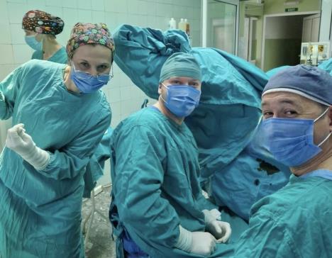 dr Mladen Milošević u operacionoj sali sa kolegama