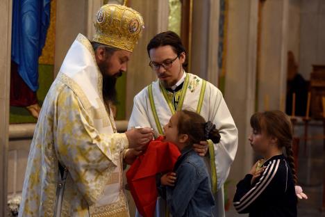 Dete u crkvi na pričestu