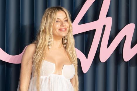 Sijena Miler na dodeli Britanskih modnih nagrada u Londonu