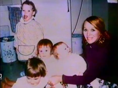 En Hamilton sa decom iz njenog kulta Porodica.jpg