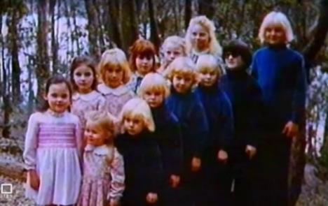 Ben &Scaron;enton i deca koja su odrasla u kultu Porodica.jpg