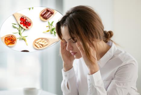 devojka se drži za glavu vidno potrešena/vitamini i minerali