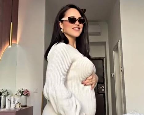 Pevačica u petoj deceniji trudna