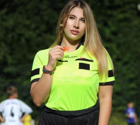 Elif Kararslan kao fudbalski sudija