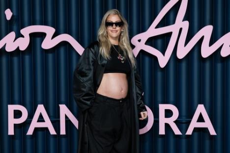 Eli Golding objavila da je trudna na Fashion Awards 2025