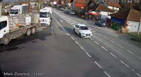 MALI ZVORNIK - Vratili se kamioni Foto kamera MUP-a sa prelaza kod Malog Zvornika.jpg
