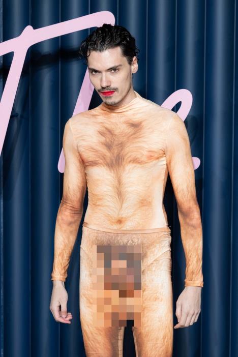 Lias Medini pozira u provokativnoj „goloj“ odeći Žan Pol Gotjea na dodeli Britanskih modnih nagrada 2025. godine.