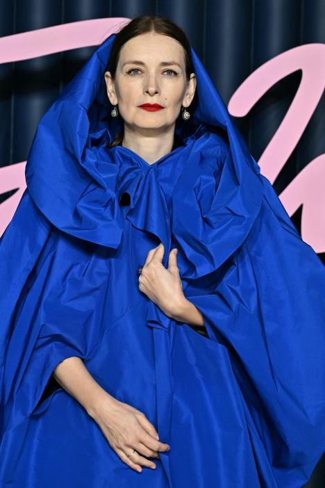 Roksanda Ilinčić u plavoj pelerini sa kapuljačom na crvenom tepihu British Fashion Awards u Londonu.