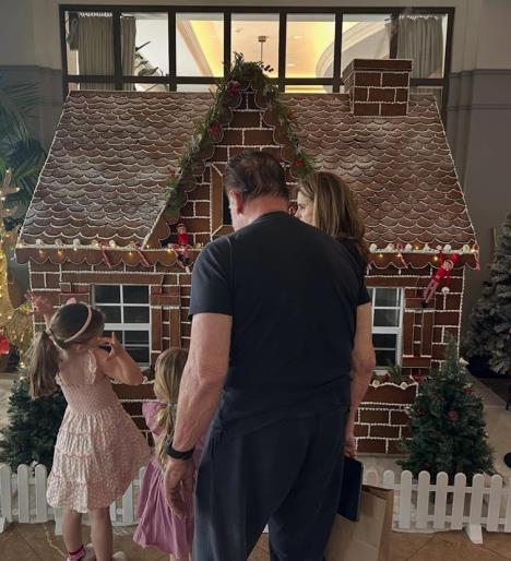 Arnold Švarceneger u kući medenjaka sa bivšom ženom i unukama.jpg