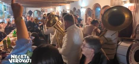 NISI SE DRUGOJ OBEĆAO? Dragan i Božana posle 50 godina jedno drugom rekli "da" pred Bogom! Prota Milan veli da starije mladence od njih dvoje nije imao VIDEO