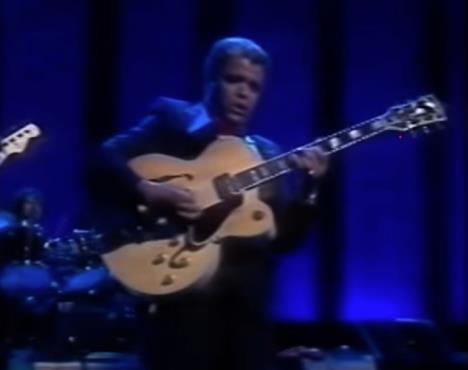 Fil Apčurč – legendarni gitarista tokom nastupa