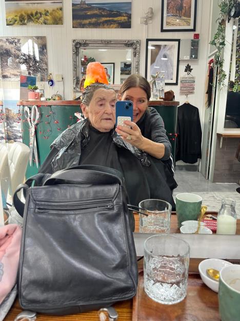 0620     Frizura za 105. rodjendan sa praunukom Dani.jpg