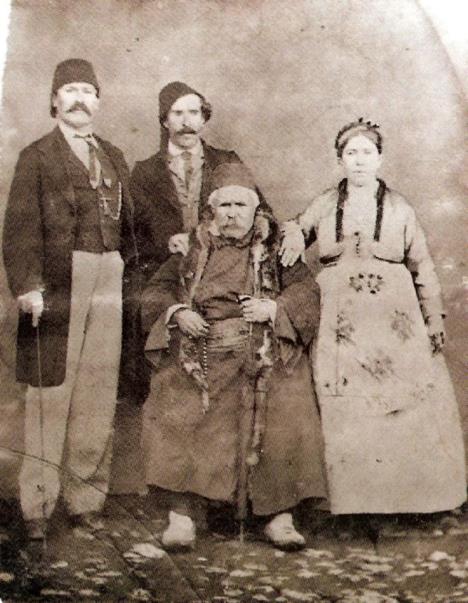 Hrista Jovanović sedi u sredini