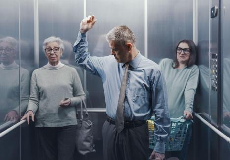 muškarac se oznojio i smrdi u liftu