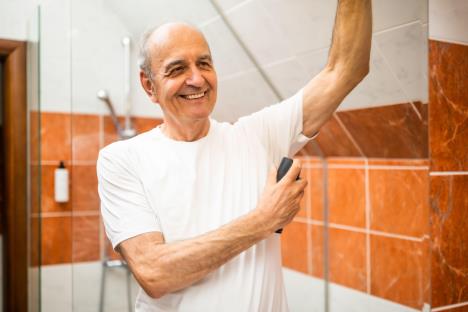 muškarac prska dezodorans