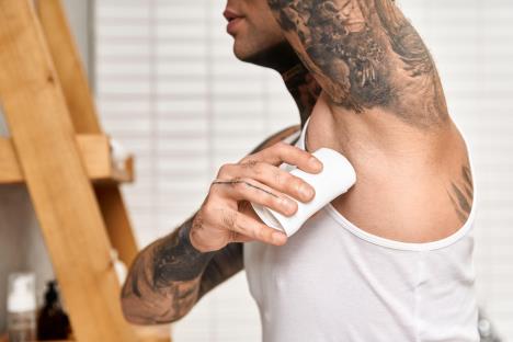 muškarac maže rolon ispod pazuha