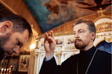 Sveštenik ispoveda vernika