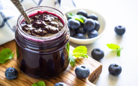 tegla džema od borovnica na stolu sa sastojcima