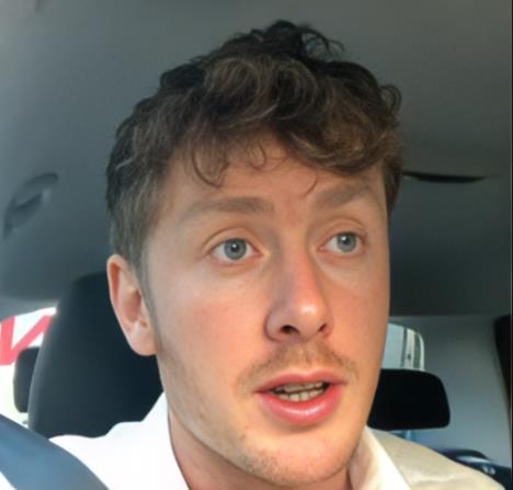 Padi Džobsman sedi u kolima i priča o sastanku u HR.jpg