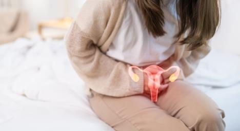 žena se drži za bolan stomak u predelu materice