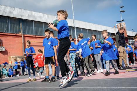 Deca treniraju rukomet u programu Srpskog rukometnog saveta