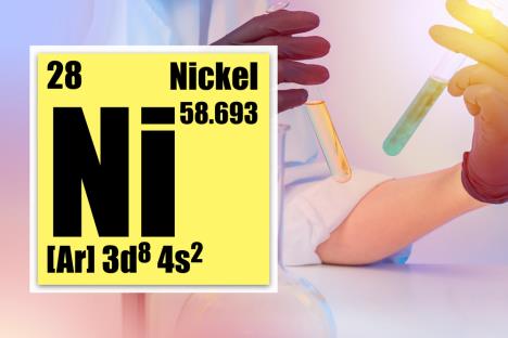 hemijski element nikl Ni, u pozadini laborant sa dve epruvete