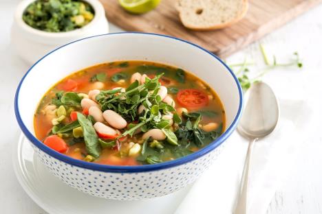 činija čorbe od pasulja sa paradajzom i zelenišem, minestrone čorba