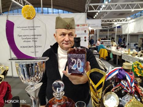 Zoran u podrumu ima rakije stare 40 godina