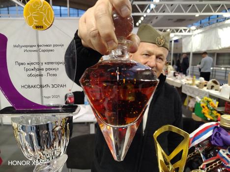 Zoran u podrumu ima rakije stare 40 godina